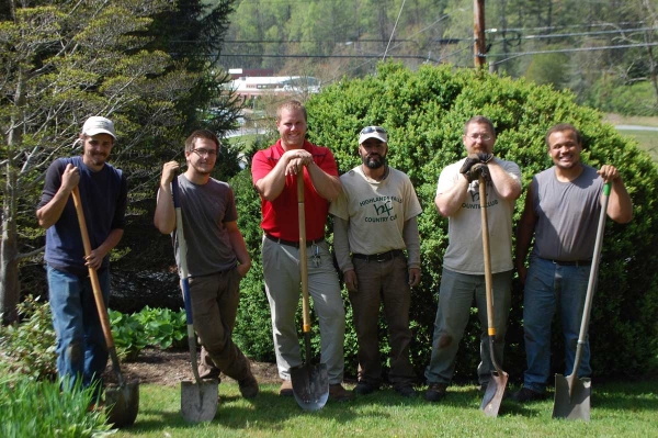 Highlands Falls Country Club Crew Gives Back to the Community